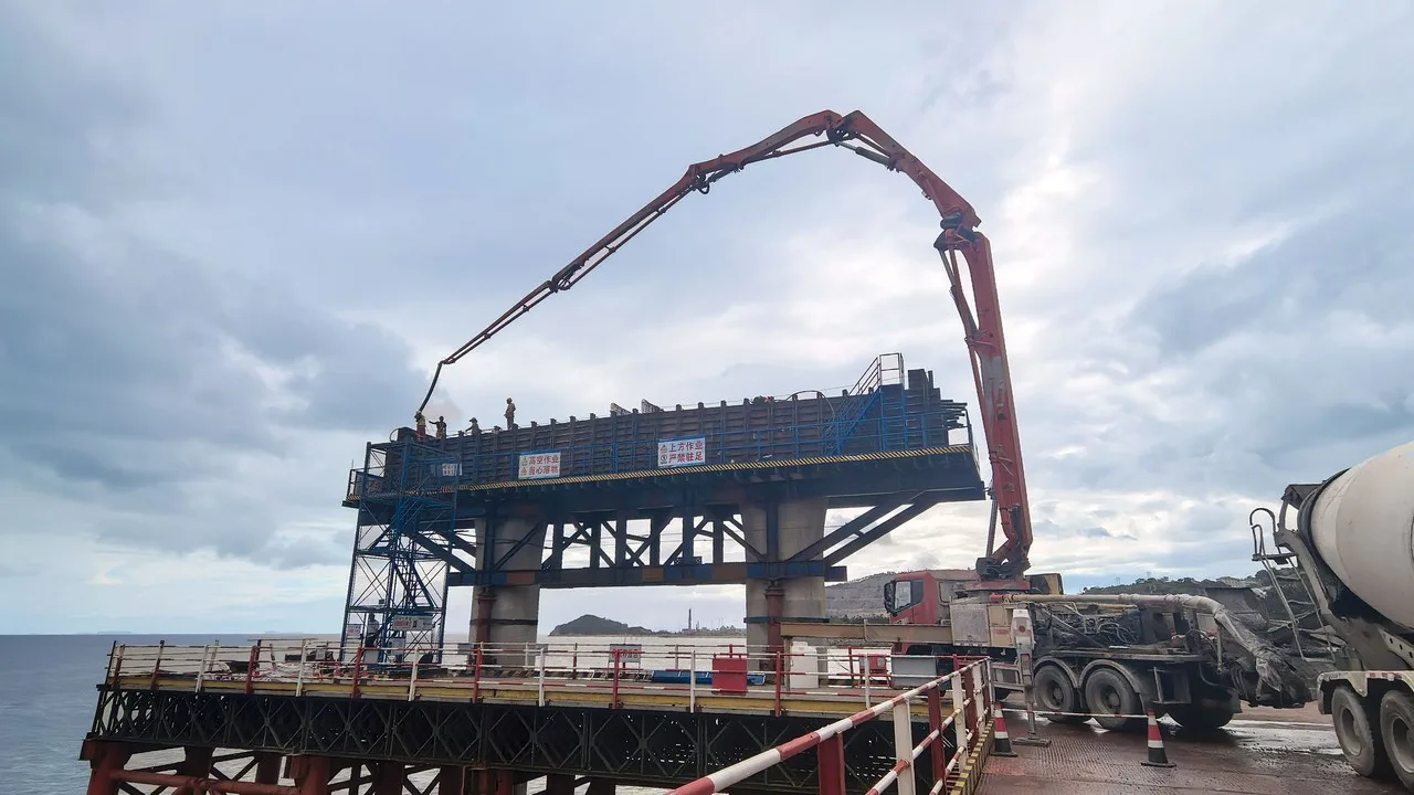 进度刷新 甬莞高速公路洞头支线布袋岙特大桥首件盖梁顺利浇筑 - 配图2