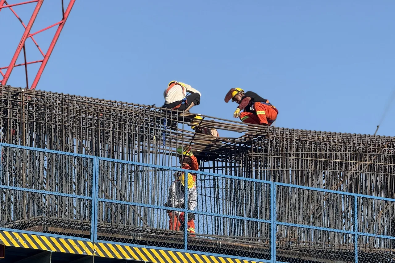 进度刷新 甬莞高速公路洞头支线布袋岙特大桥首件盖梁顺利浇筑 - 配图3