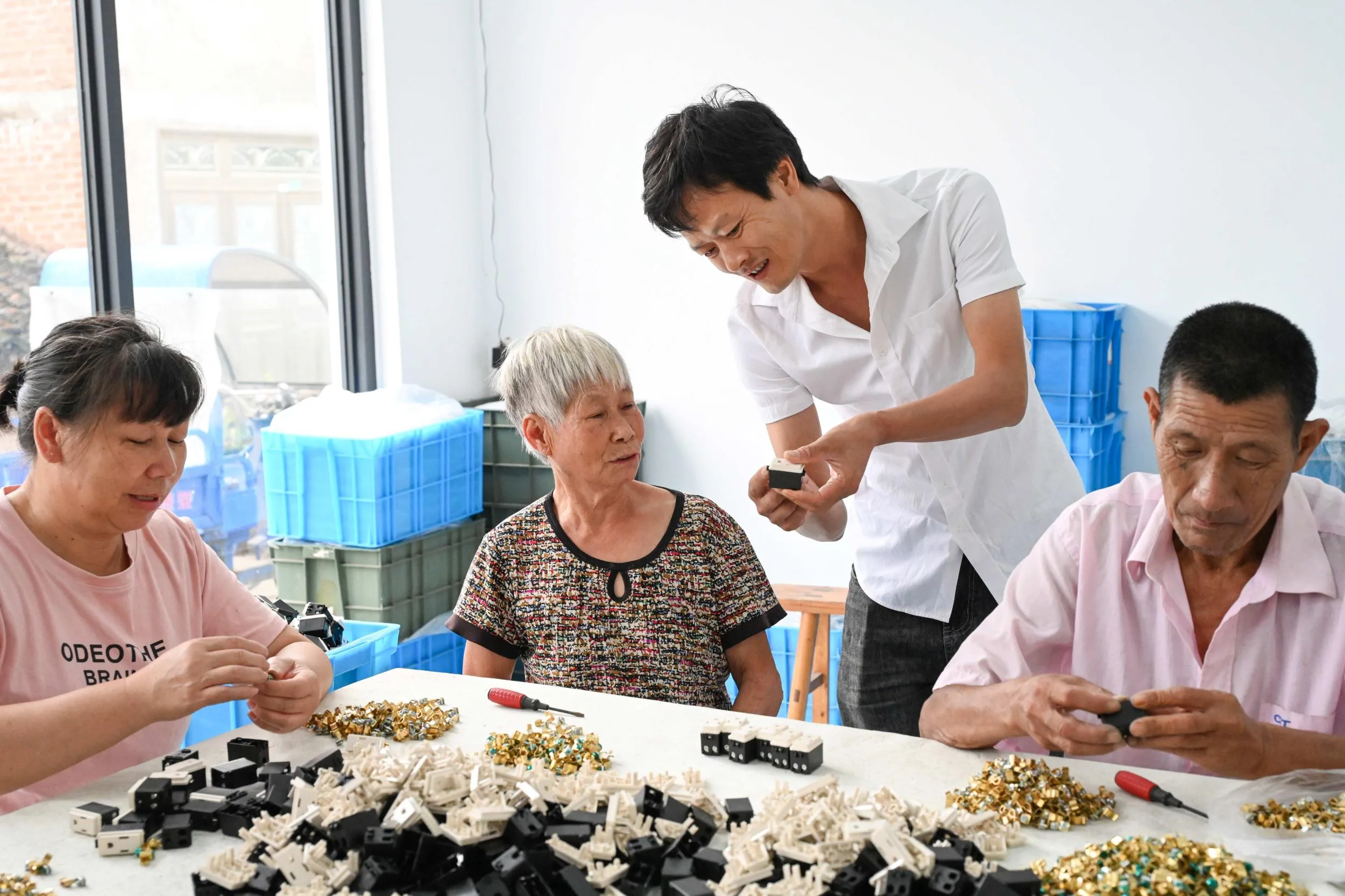 温州文成：搭平台 贴运费 黄垟村幸福来料“家”工厂 - 配图3