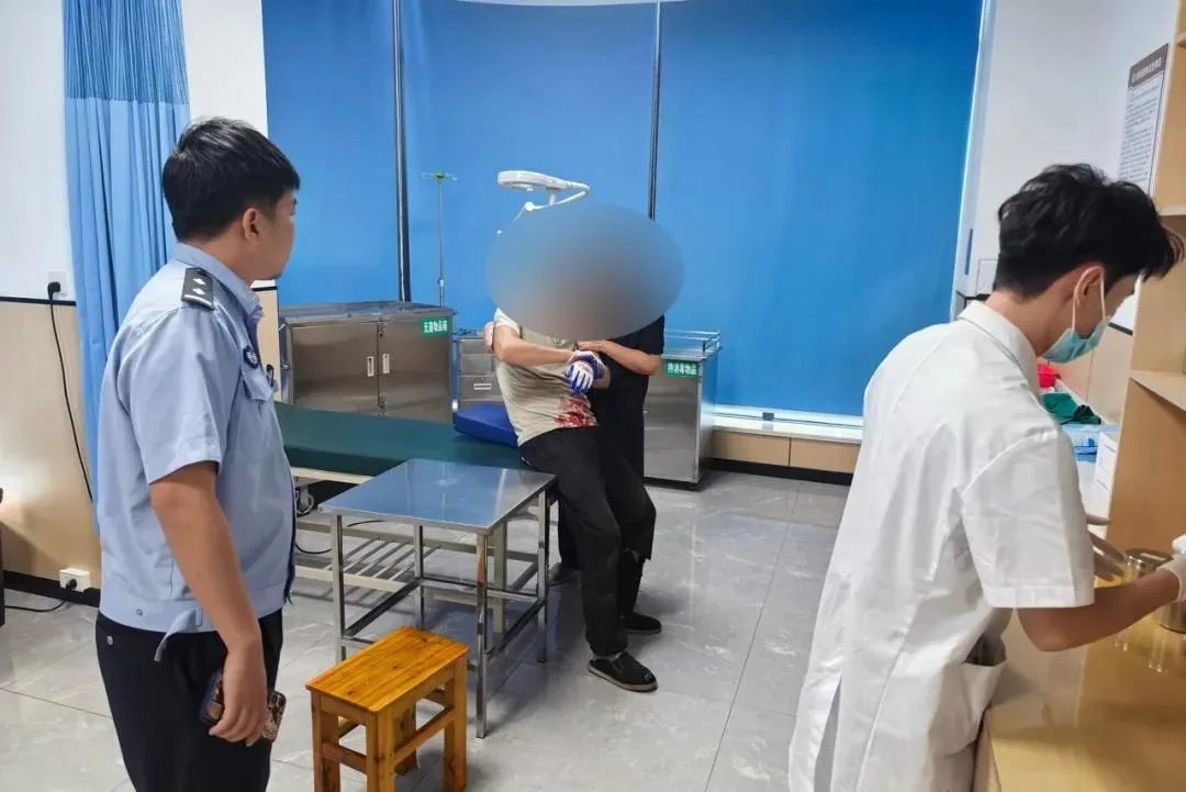 温州瑞安：陶山民警遇群众求助，开辟生命通道护送伤者 - 配图2