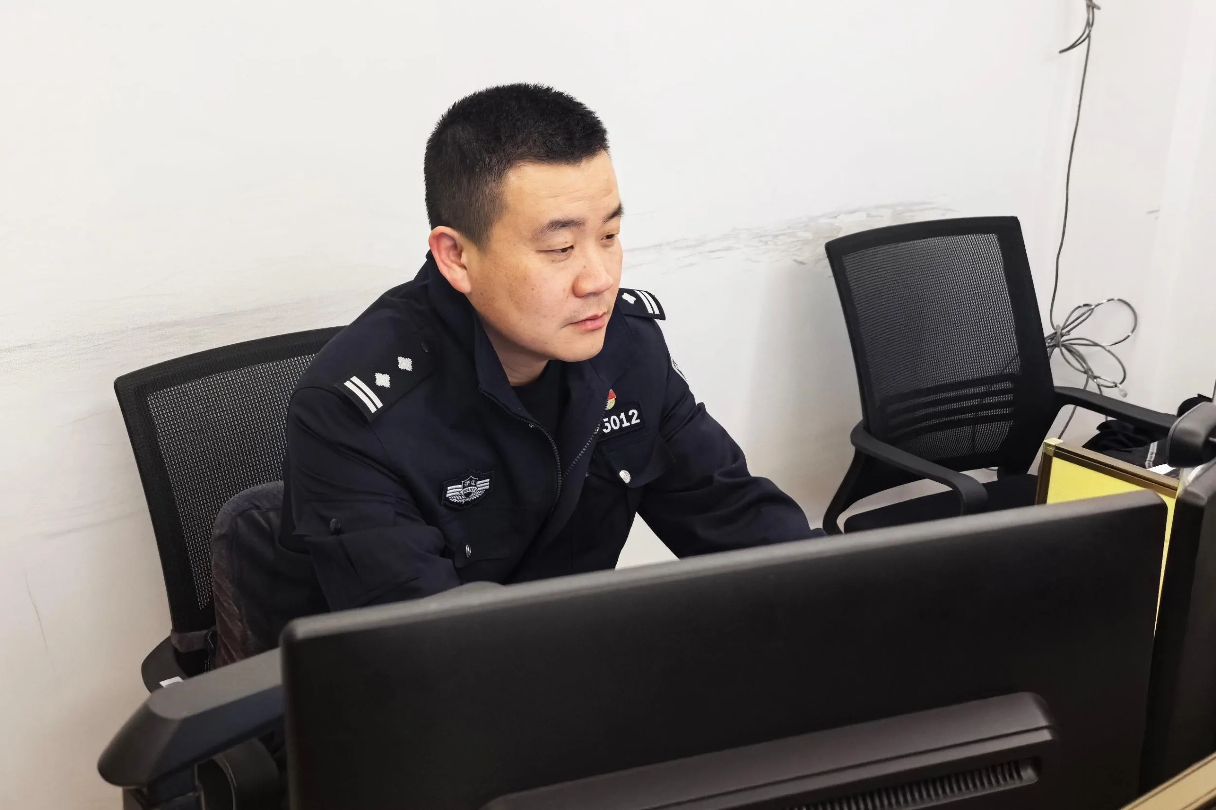 “浙江好人”吴辉：二十五载从警路 无悔青春铸华章
