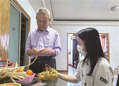 高中女孩把爷爷做了一辈子的竹编带进校园