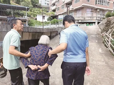 97岁老人深山走失6小时 民警找到后将其背出