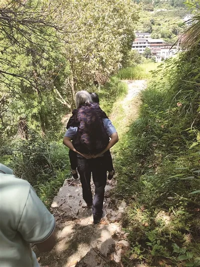 97岁老人深山走失6小时 民警找到后将其背出 - 配图2