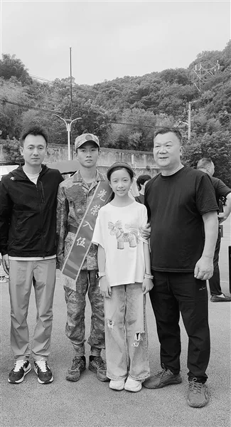 一家四代接力从军，“00后”小伙暂缓上大学先赴军营