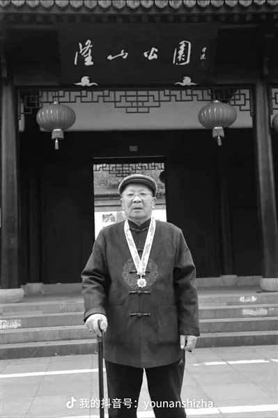 一家四代接力从军，“00后”小伙暂缓上大学先赴军营 - 配图2