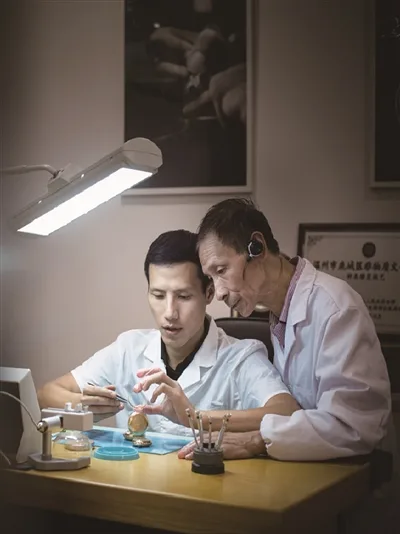 修表如修心 一家三代钟表匠人的家风故事 - 配图2