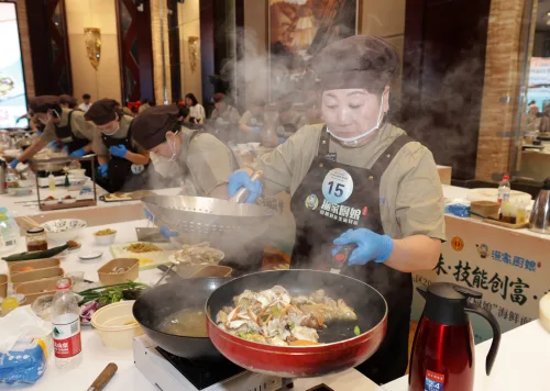 渔家厨娘同台竞技 这碗洞头海鲜面“味正浓” - 配图2
