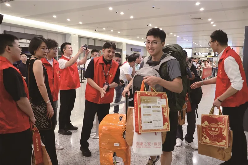 231名西班牙侨胞打“飞的”回温过中秋