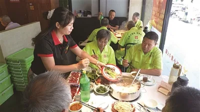 这个老板开业不剪彩，省下钱请他们吃火锅