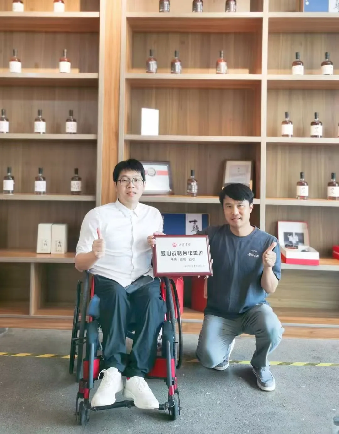 “一乐一礼”主理人柯桓杭坐在轮椅上谋新路 让客户触摸到“残友手作”的温度