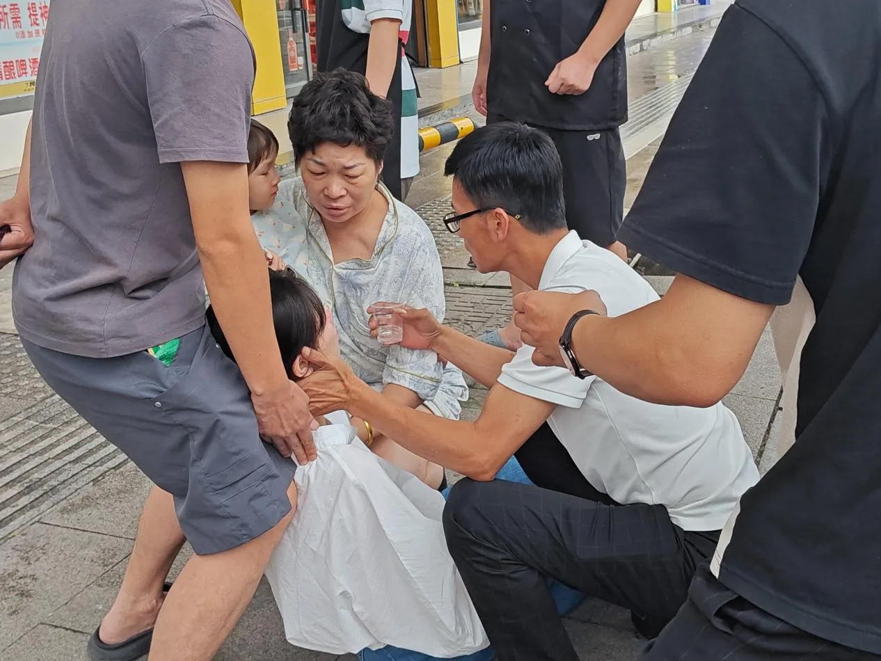 温州龙港：孕妇突发低血糖，社区干部暖心救助 - 配图2