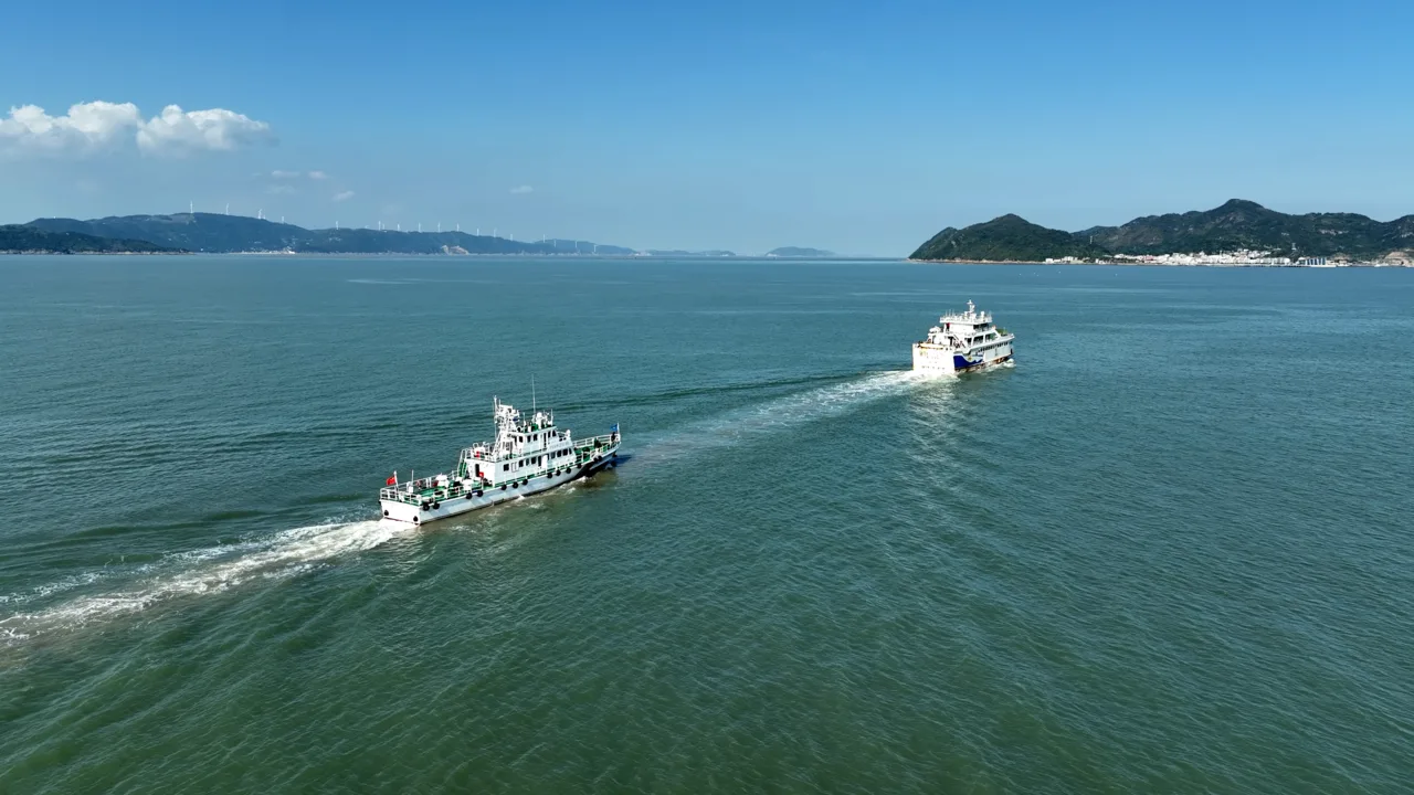 跨海回家过中秋，十五载海上摆渡，这群孩子上下学有专属“保镖”