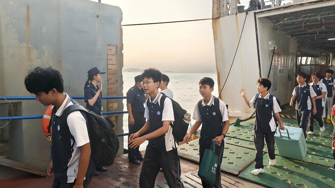 跨海回家过中秋，十五载海上摆渡，这群孩子上下学有专属“保镖” - 配图3
