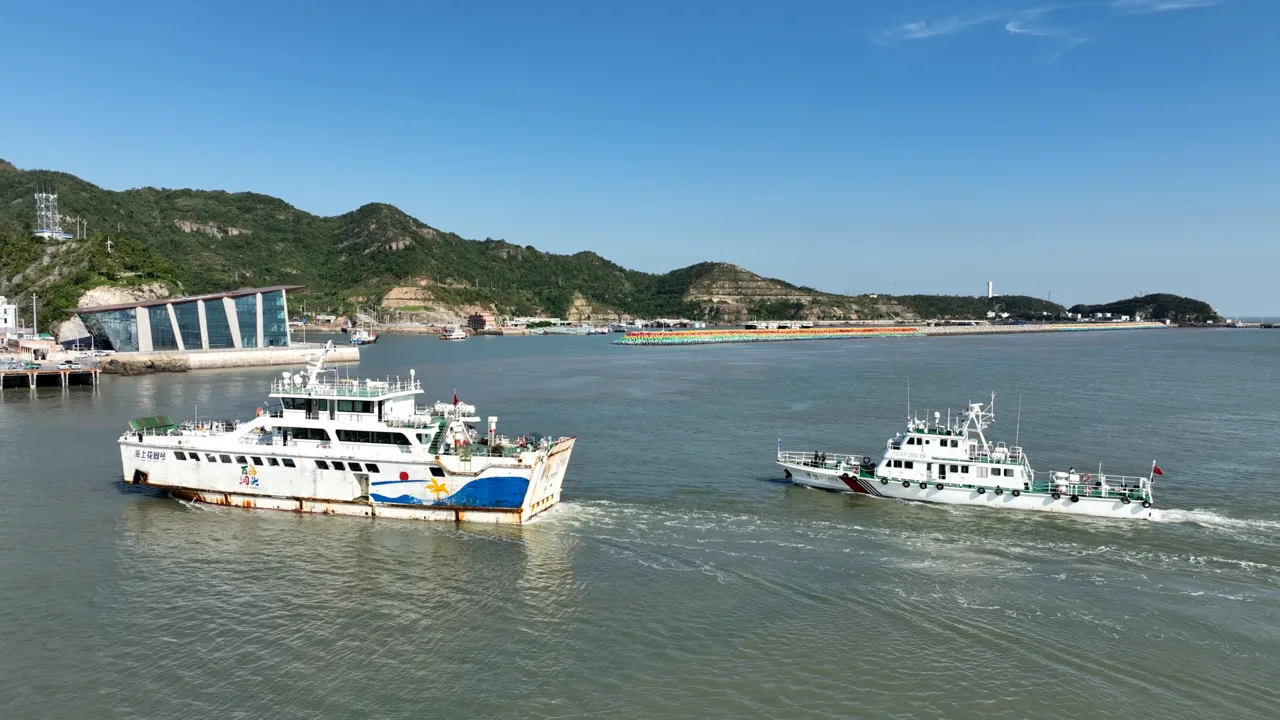 跨海回家过中秋，十五载海上摆渡，这群孩子上下学有专属“保镖” - 配图4