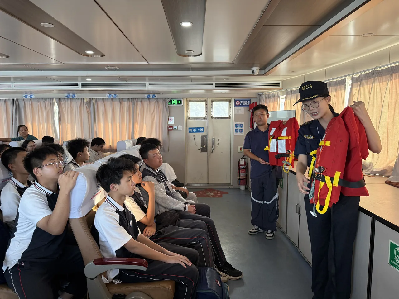 跨海回家过中秋，十五载海上摆渡，这群孩子上下学有专属“保镖” - 配图5