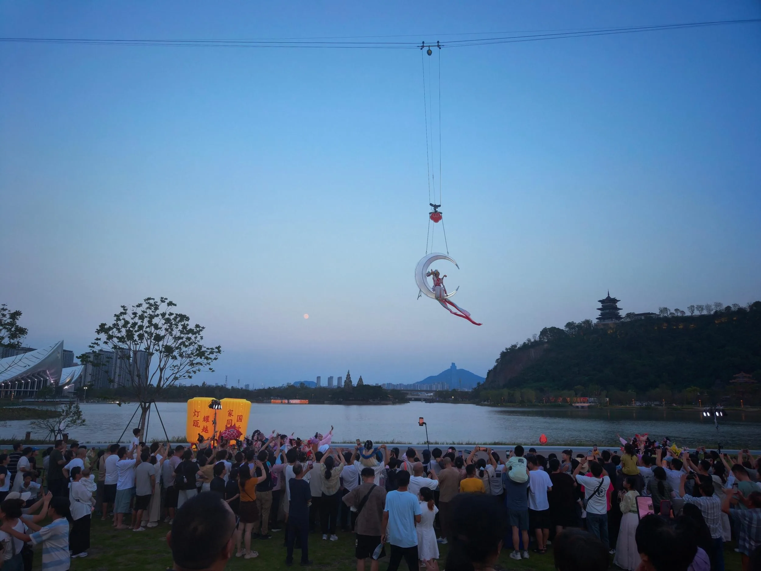 嫦娥凌空起舞 国风月色浪漫 园博中秋夜美出圈
