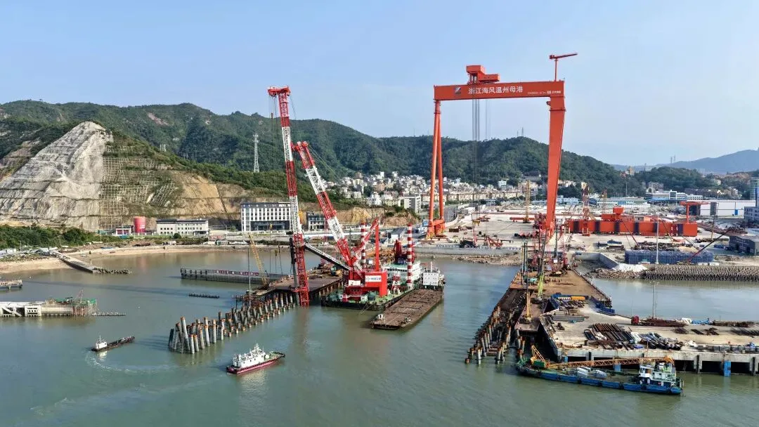 浙江（华东）深远海风电母港核心区码头工程水上沉桩圆满收官