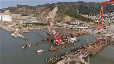 闯过风浪与台风 风电母港扎稳322根桩基