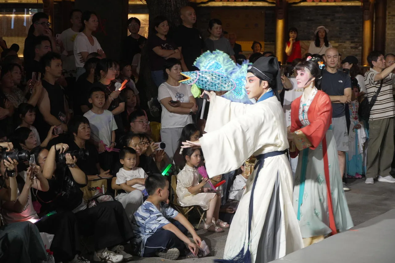 把舞台扎进老街古巷 沉浸式文化体验激活假期消费 - 配图4