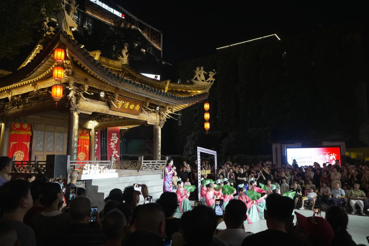 把舞台扎进老街古巷 沉浸式文化体验激活假期消费 - 配图5