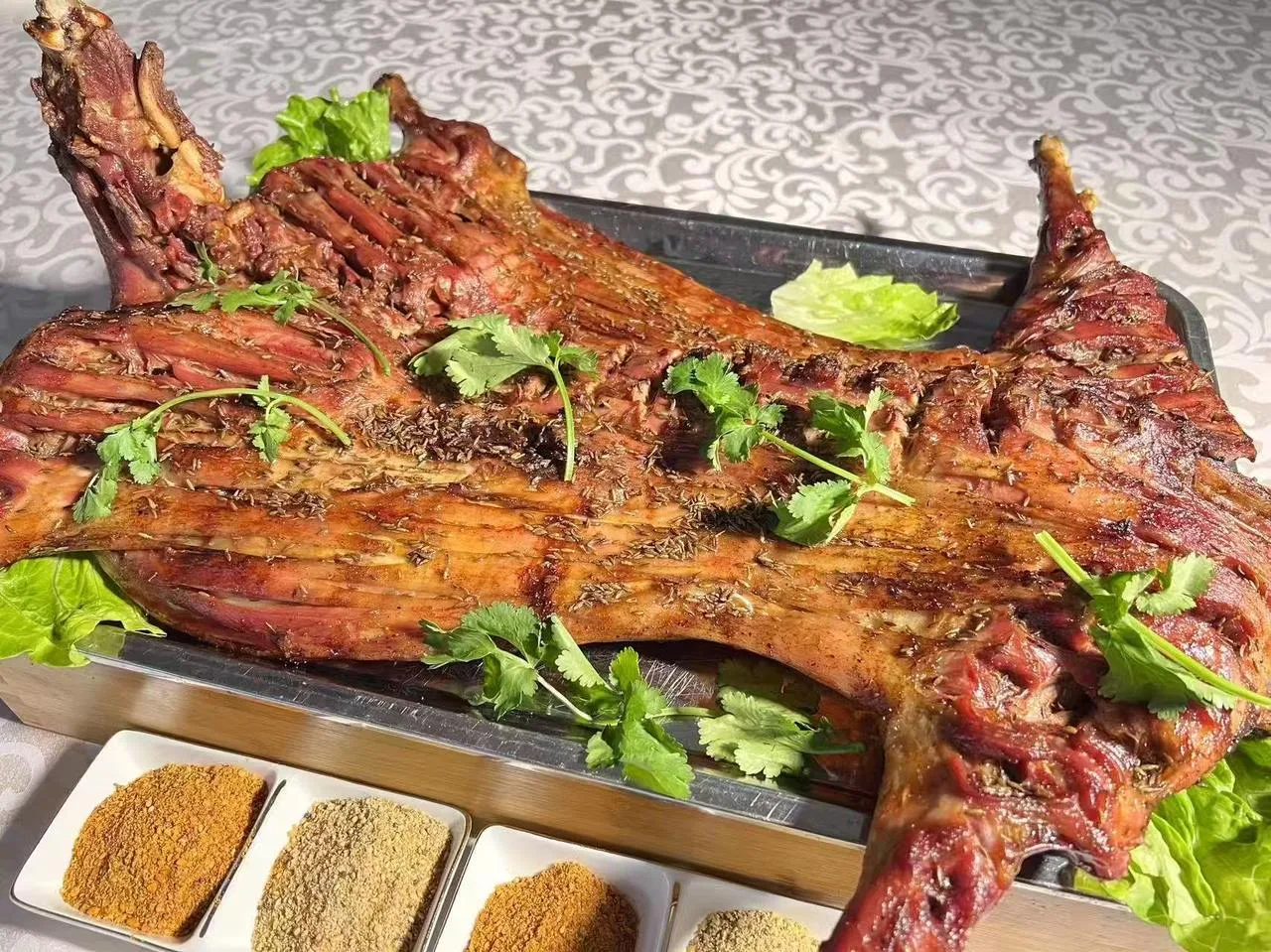 一只烤全羊带富一个村 岭上人家走上“羊”关大道 - 配图3