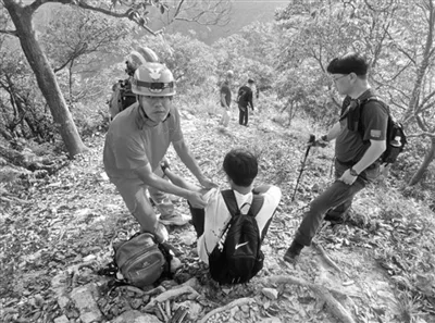 游雁荡山走“野路” 一人中暑三人被困深山