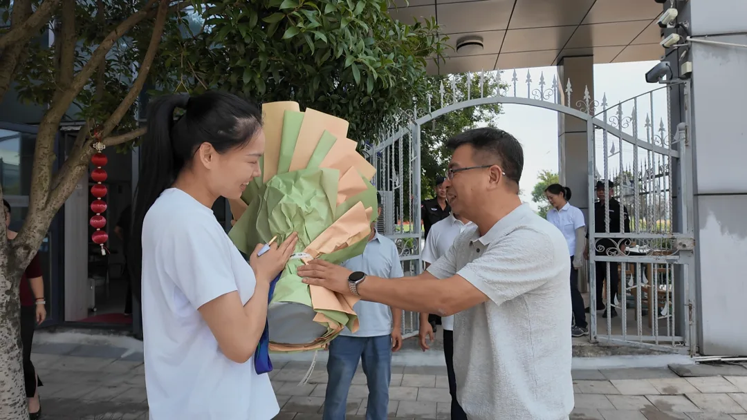 亚运冠军李巧巧回温，为学弟学妹示范空手道动作