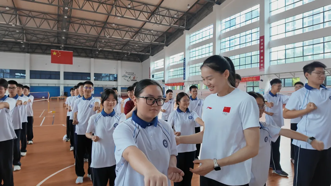 亚运冠军李巧巧回温，为学弟学妹示范空手道动作 - 配图3