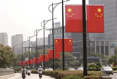 “中国红” 扮靓街巷