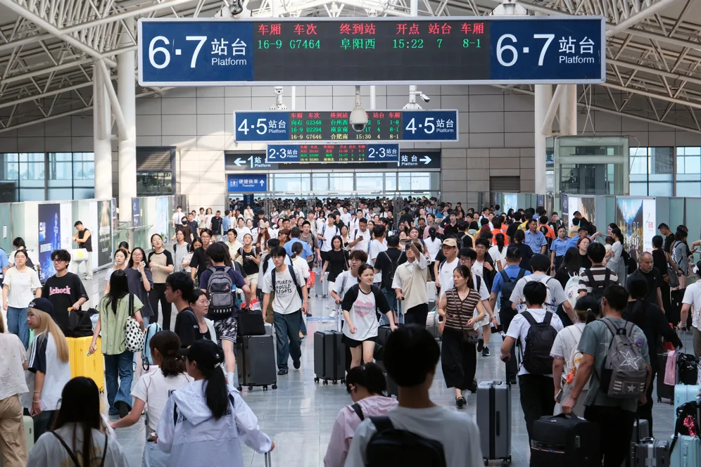 站台上记者被挤掉了鞋 国庆前夕温州南站迎来出行高峰