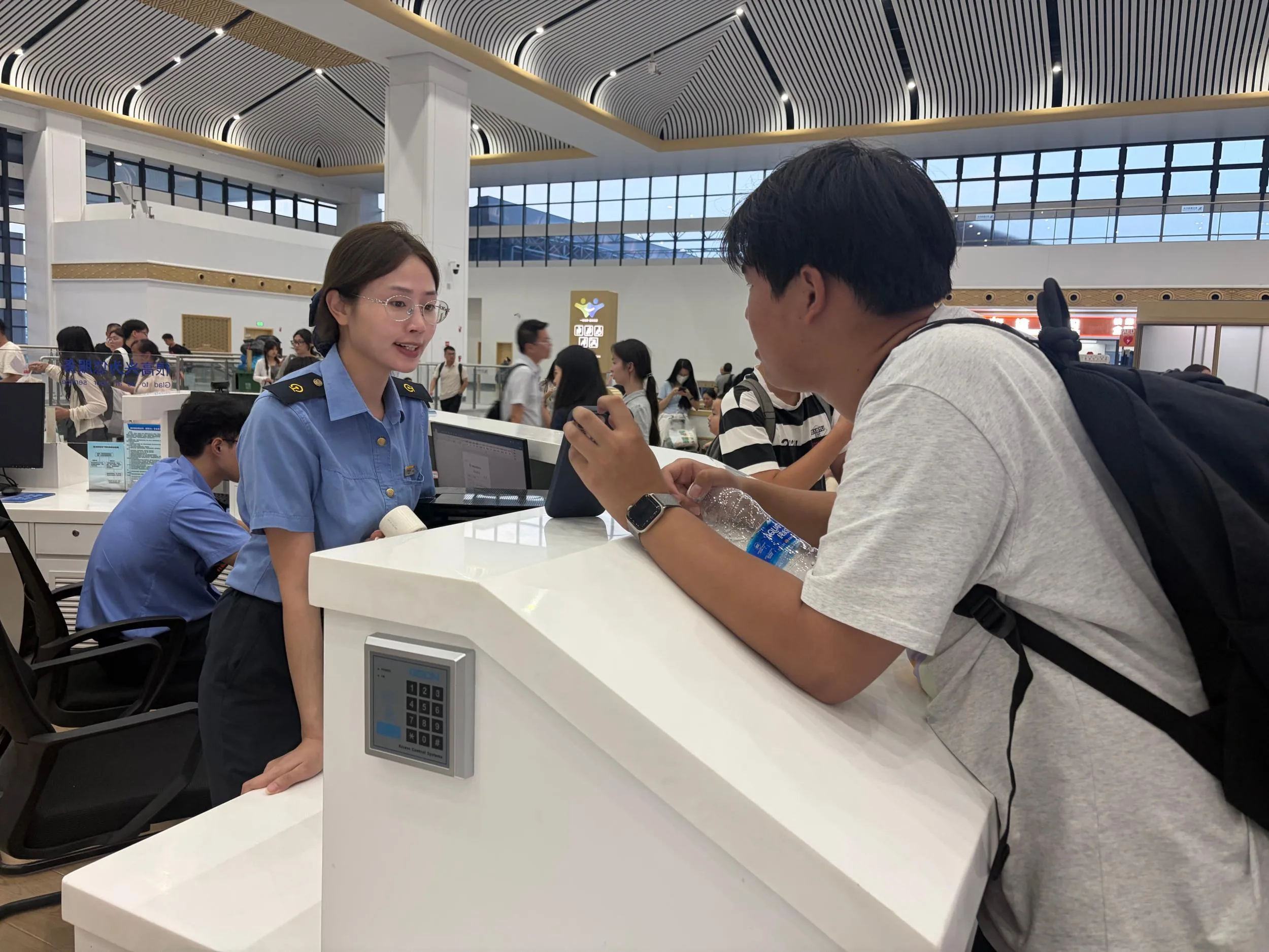 站台上记者被挤掉了鞋 国庆前夕温州南站迎来出行高峰 - 配图2