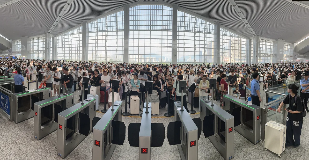 站台上记者被挤掉了鞋 国庆前夕温州南站迎来出行高峰 - 配图3