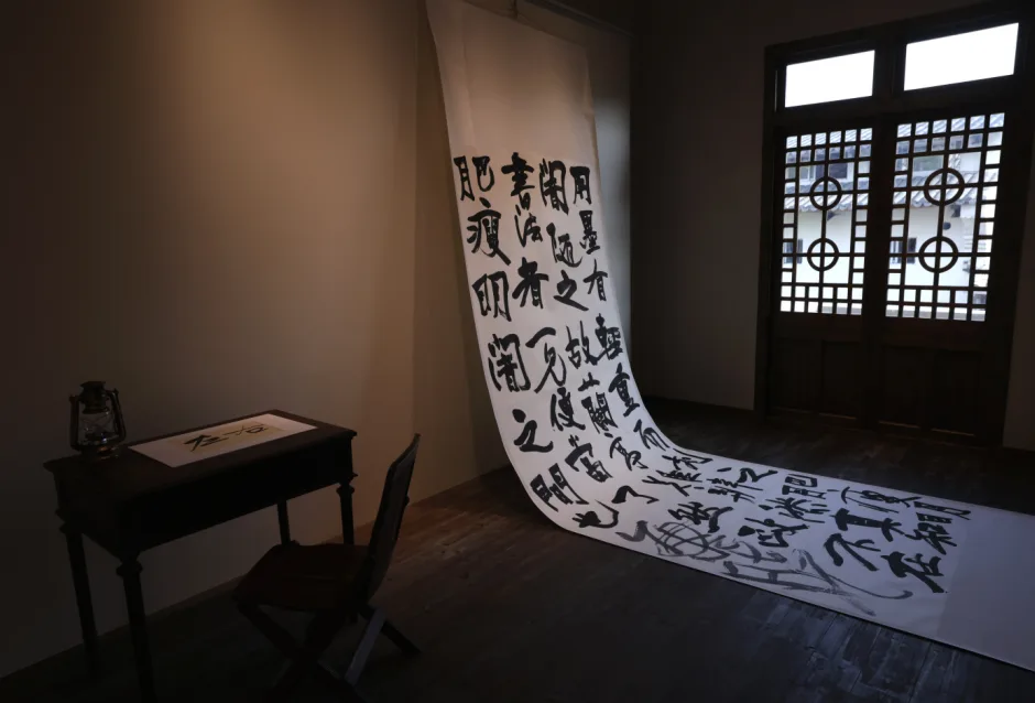 省级文保单位里办首展！张海晓《左右》书法空间美学展启幕 - 配图3
