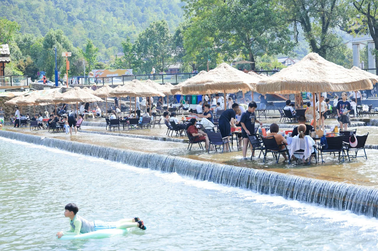 长假首日，平阳顺溪南雁山水间涌动“慢热闹”
