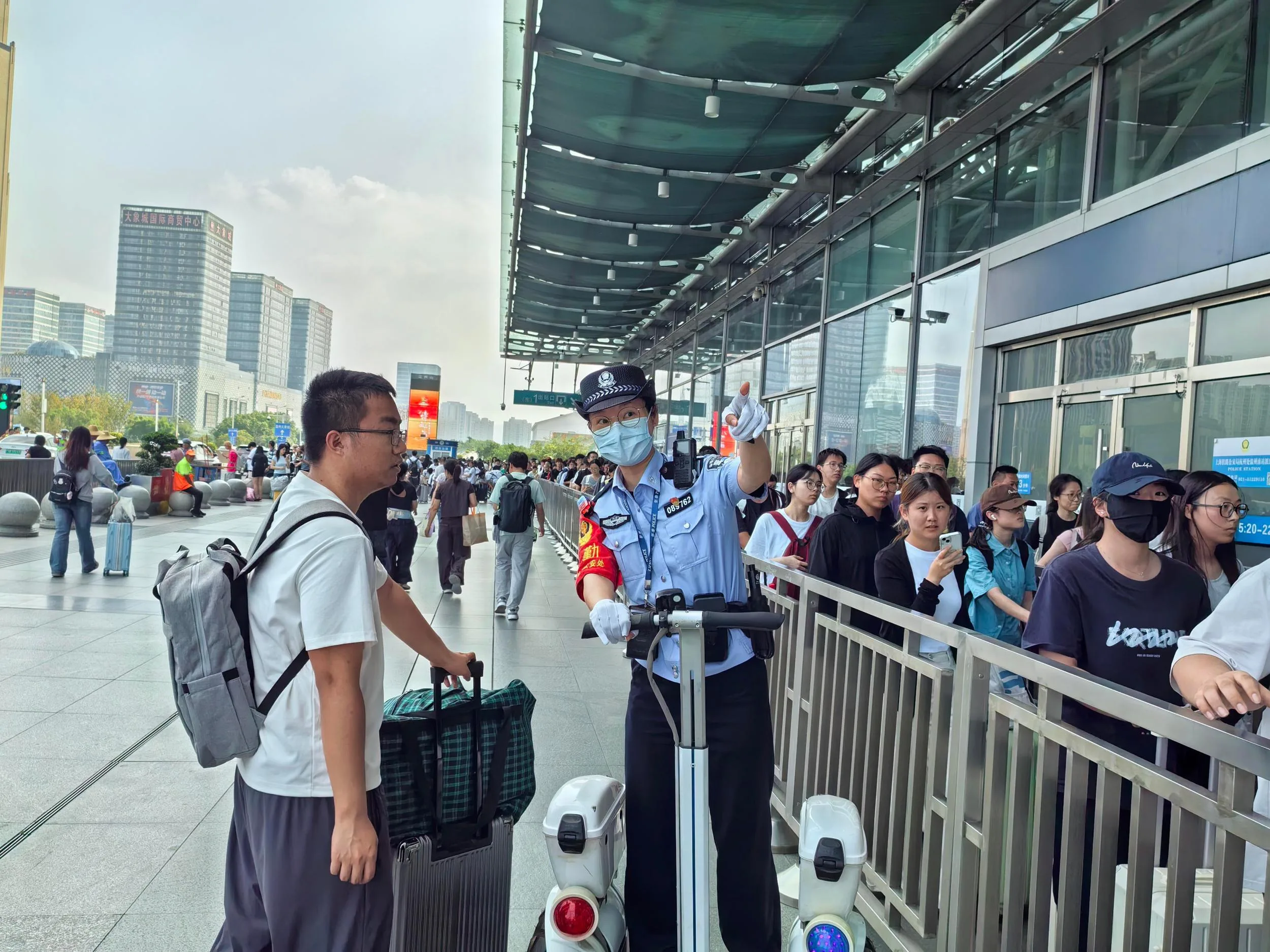 国庆黄金周首日 温州南发送旅客近十万