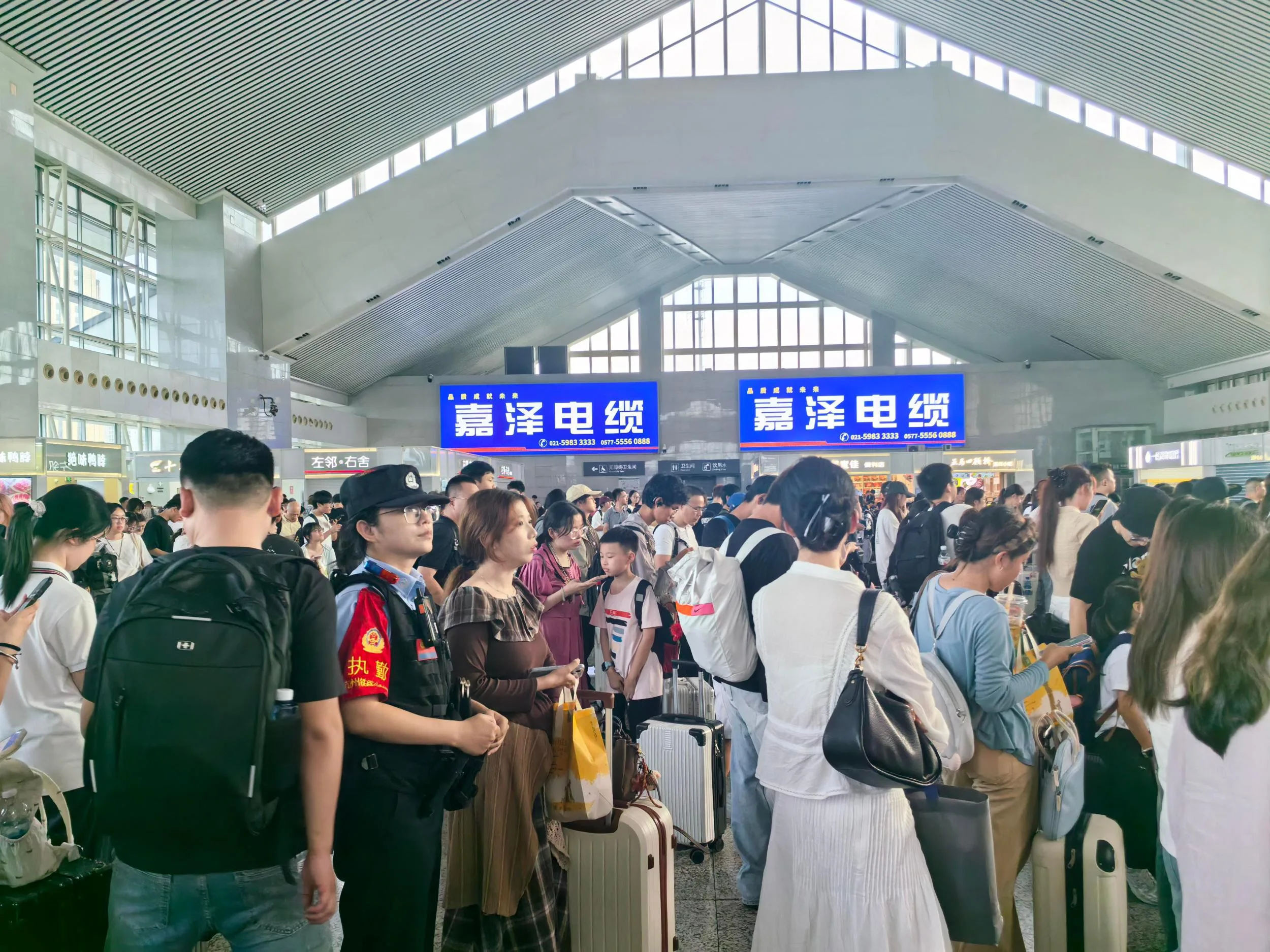 国庆黄金周首日 温州南发送旅客近十万 - 配图2