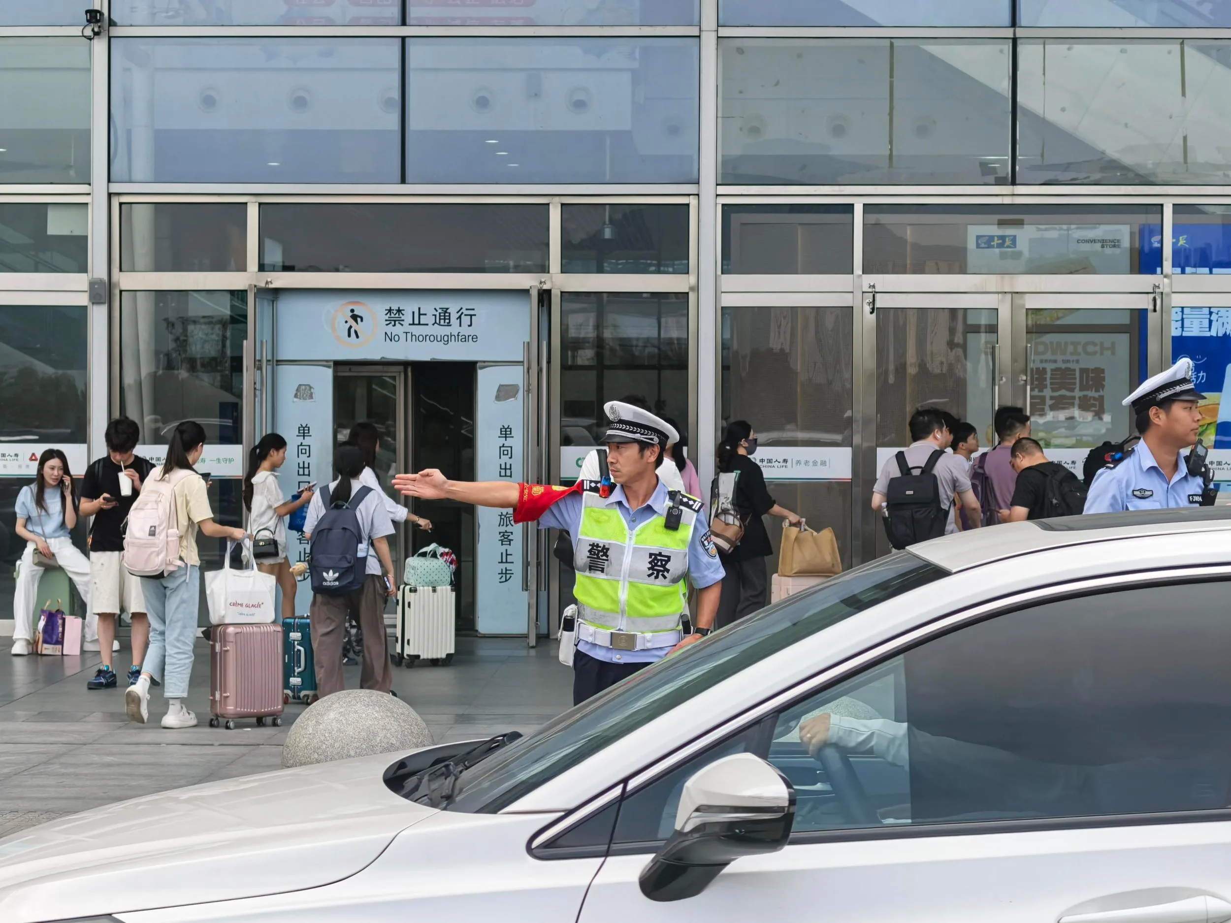 国庆黄金周首日 温州南发送旅客近十万 - 配图3
