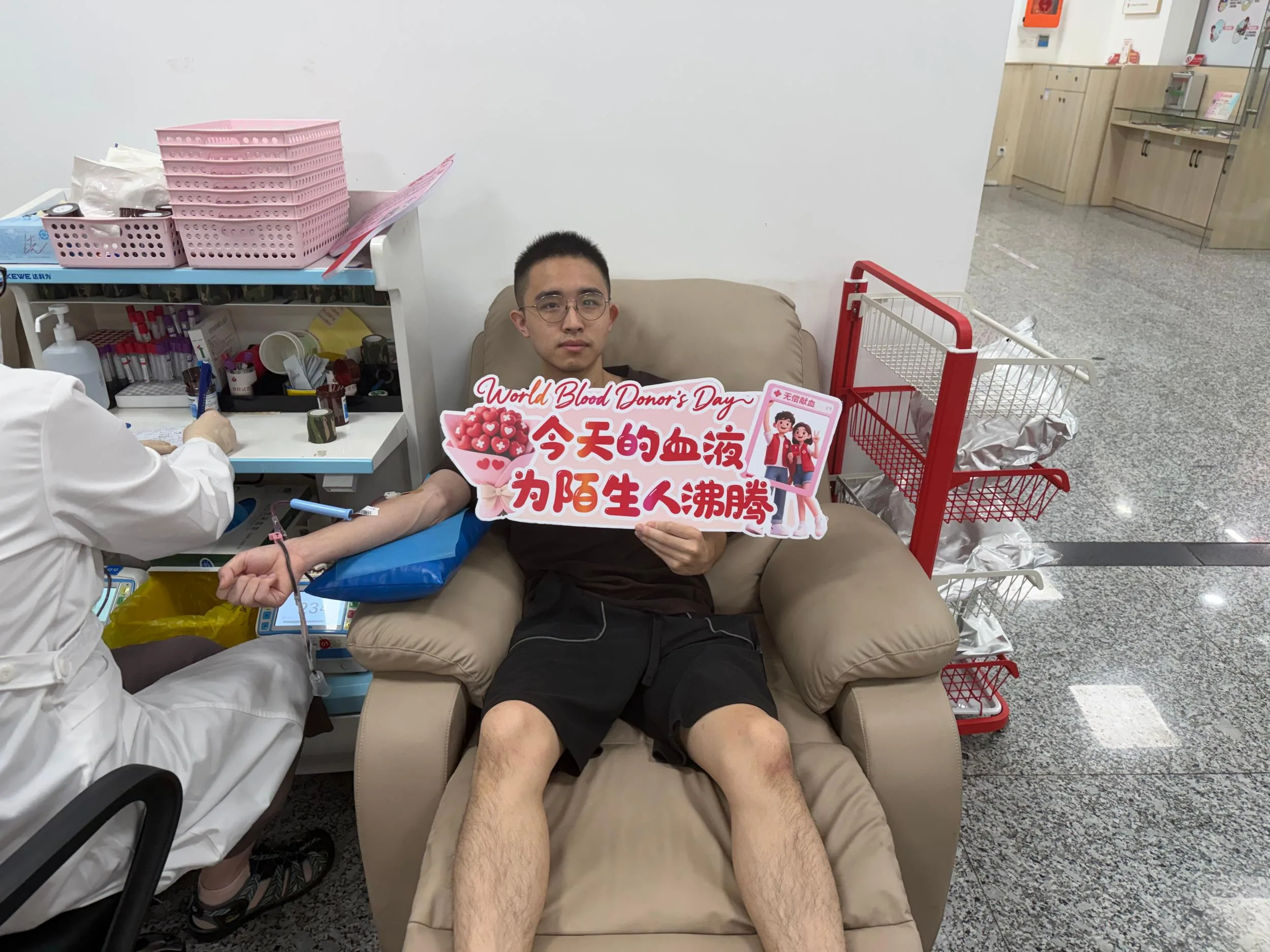 热血迎国庆 致敬每一位为爱奔赴的献血者 - 配图5