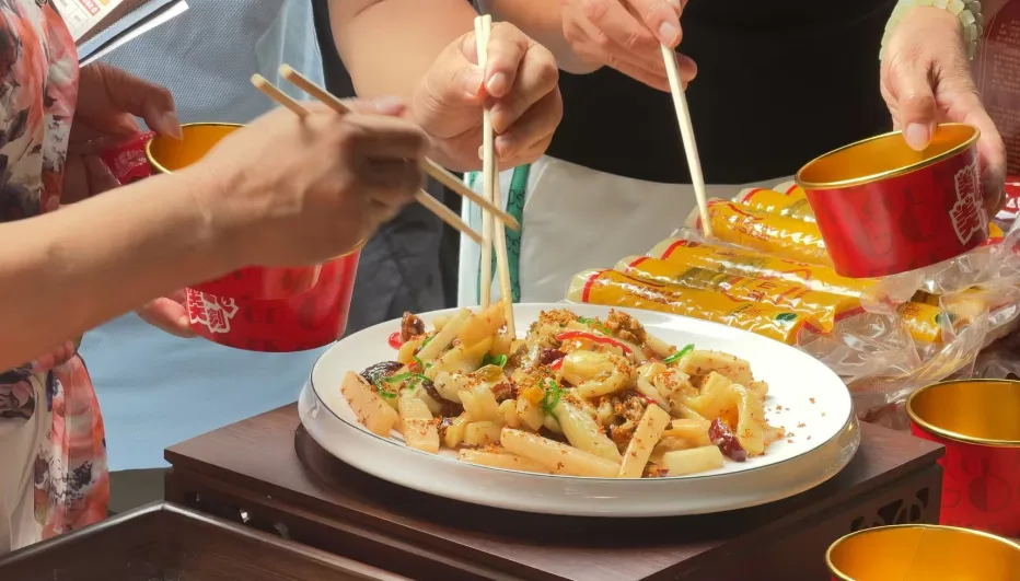 平阳百年非遗美食吴垟山饭糍亮相顺溪古镇 - 配图3