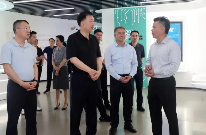 张振丰调研国庆假期“两重不停”工作