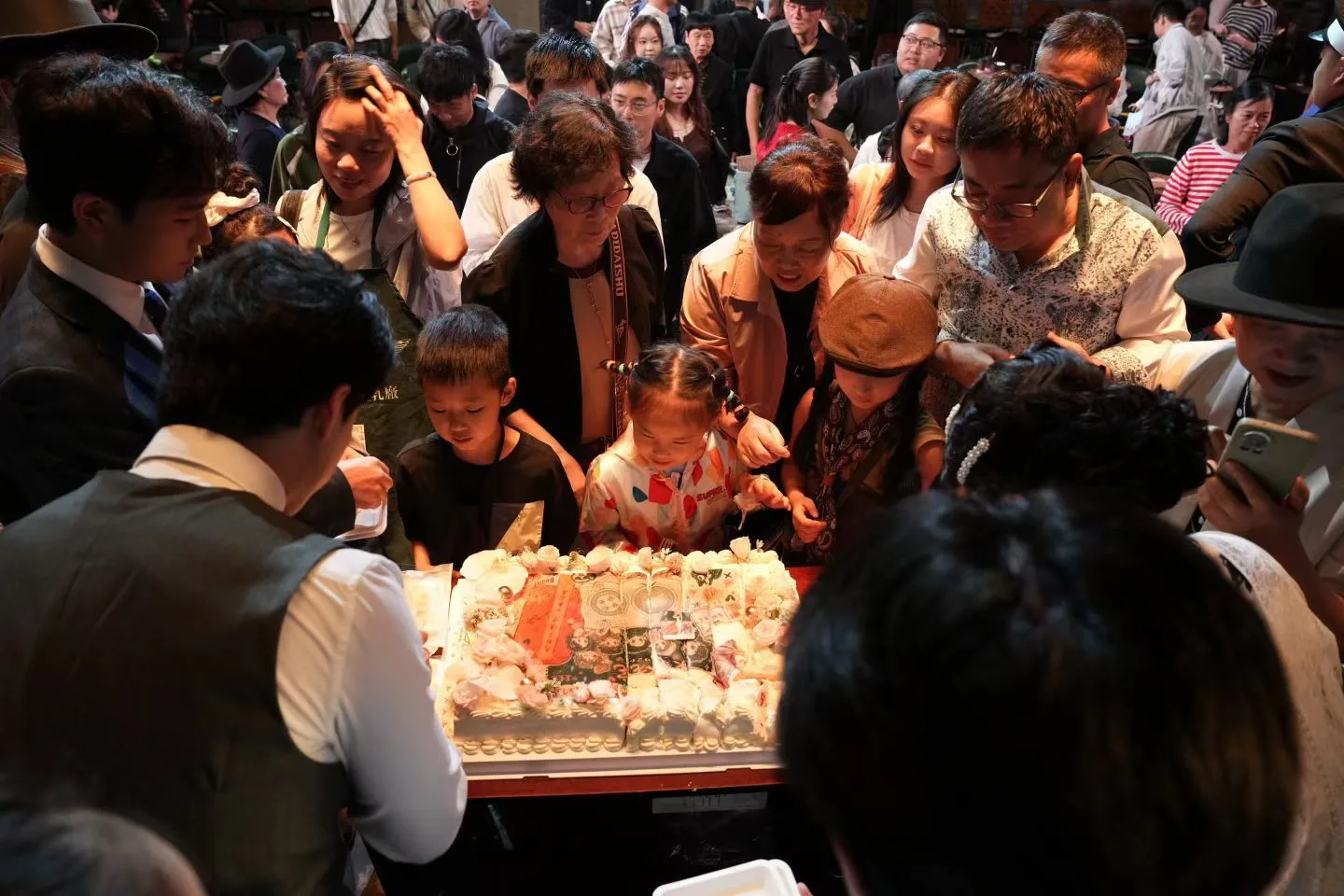 有人连刷13场，有人网上力推！《吴家老宅》连演50场仍一票难求 - 配图2