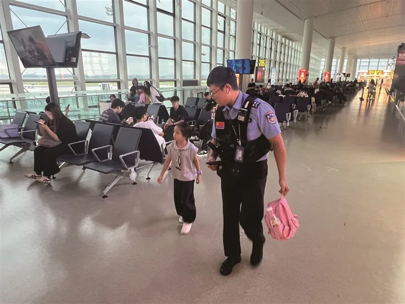 温州机场长假客流攀升 航站楼里暖心故事多