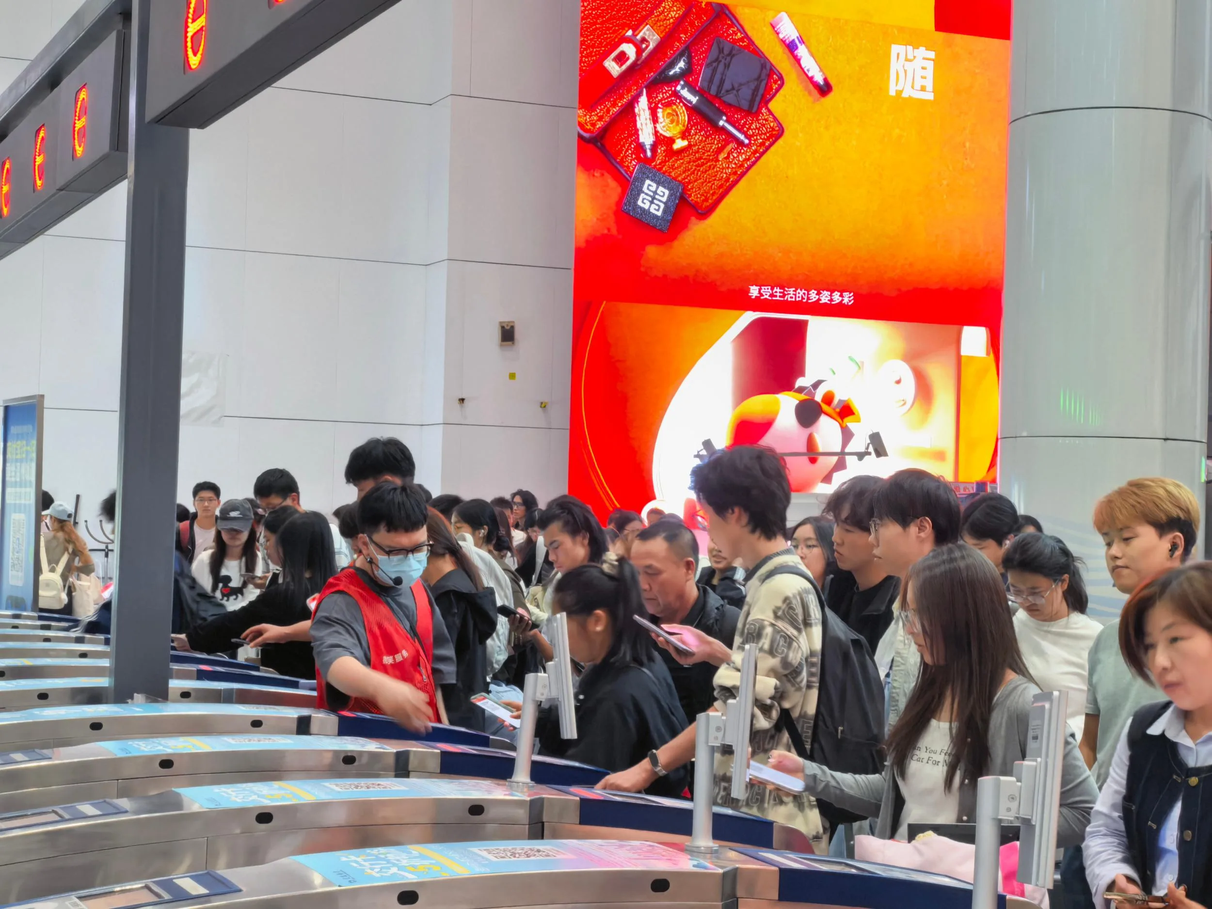 铁路首破10万、轨道提速11%、水路猛涨两成！国庆假期2151万人次“奔涌”温州