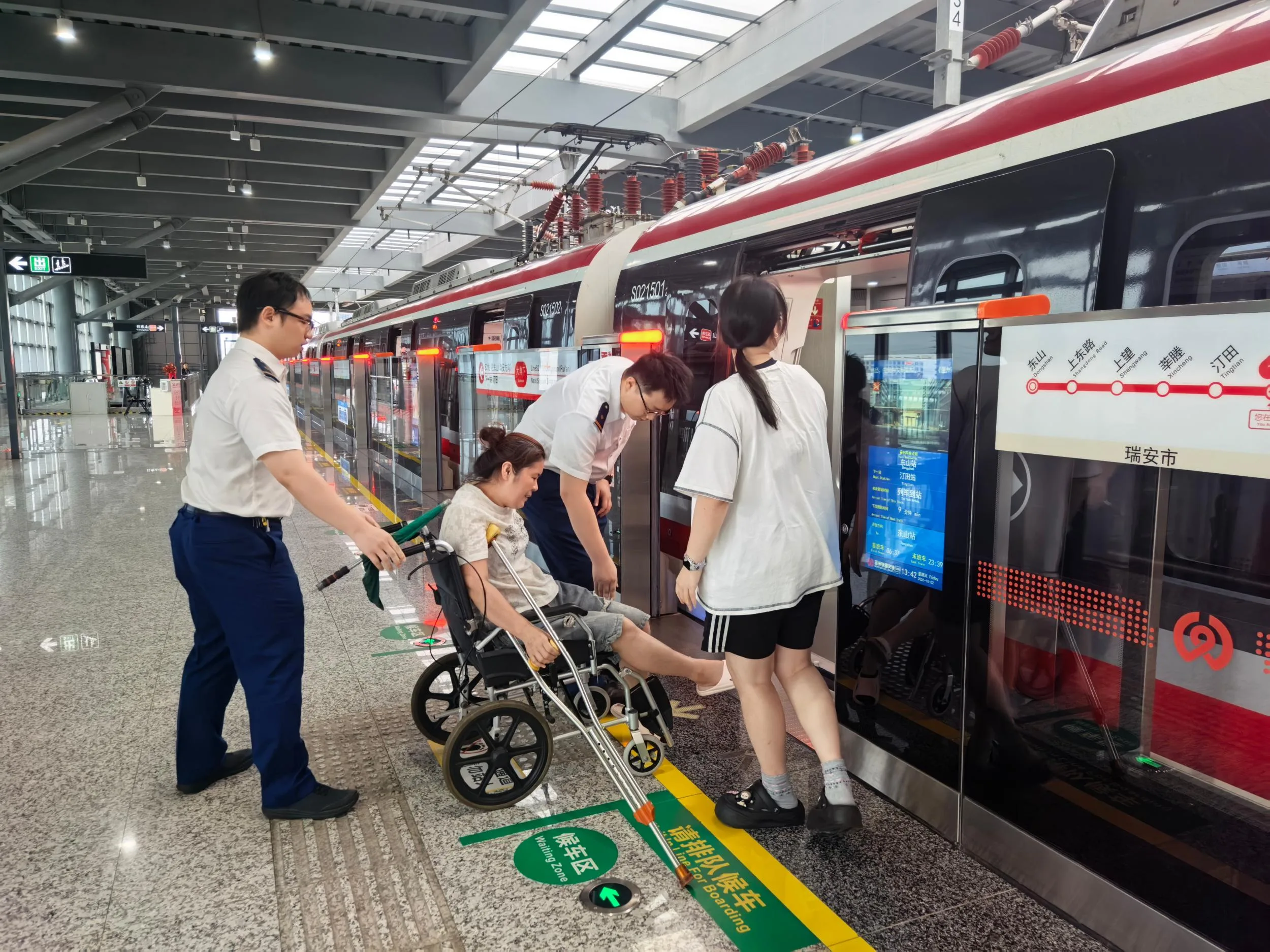 铁路首破10万、轨道提速11%、水路猛涨两成！国庆假期2151万人次“奔涌”温州 - 配图2