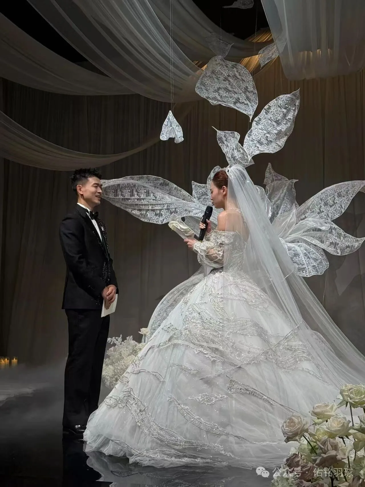 温籍奥运冠军郑思维补办迟到5年的婚礼 一双儿女化身花童现场见证 - 配图3