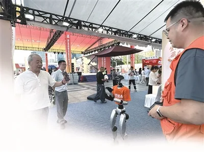 温州康养时尚生活节首日人气爆棚 记者当主播带你沉浸式逛展 - 配图2