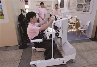 侧记：智慧养老黑科技圈粉银发族