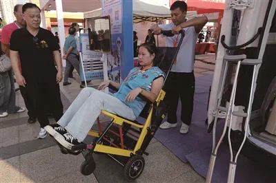 侧记：智慧养老黑科技圈粉银发族 - 配图2
