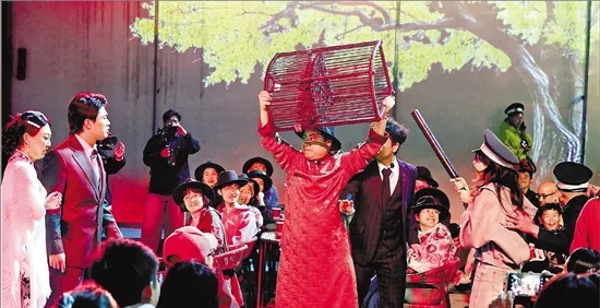 在吴百亨故居当回“戏中人” 感悟温商精神 - 配图2